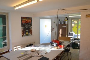 Übersicht über den gesamten Raum - Die Tische haben integrierte Steckdosen und GBit Switche!