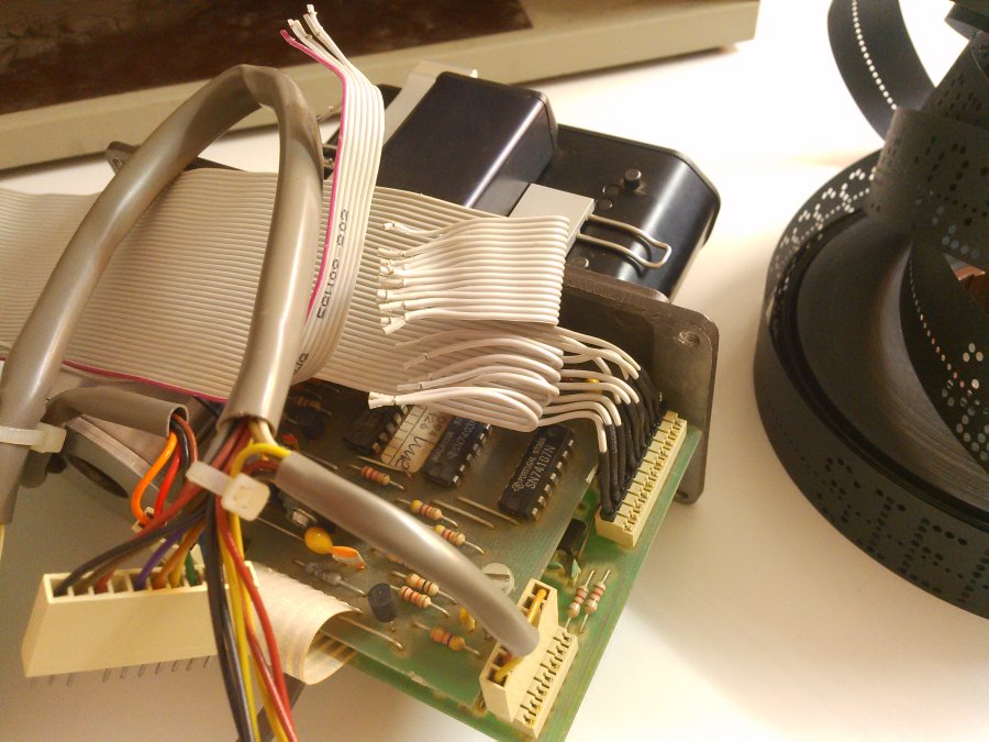 papertapereader_connectorpluggedin.jpg